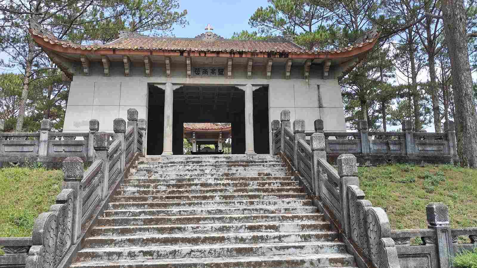 The tomb of Duke Nguyen Huu Hao is a unique scenic spot in Da Lat. Photo: Phuc Khanh