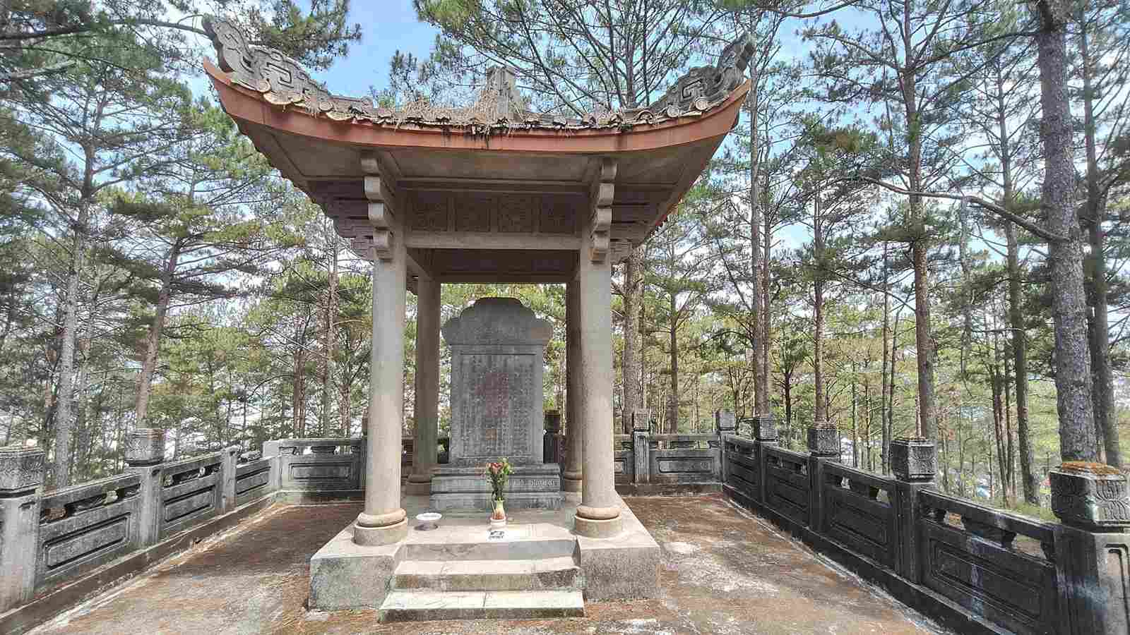 Bia đá trước lăng mộ Quận công Nguyễn Hữu Hào. Ảnh: Phúc Khánh 