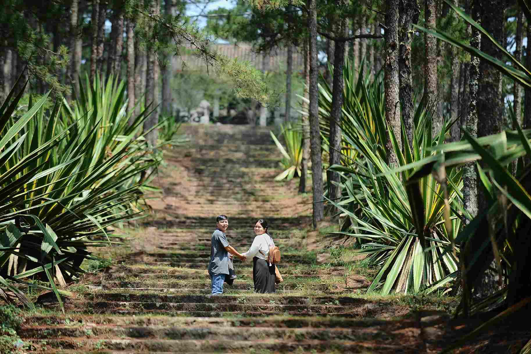 Du khách khám phá lặng mộ Quân công Nguyễn Hữu Hào và phu nhân. Ảnh: Phúc Khánh 