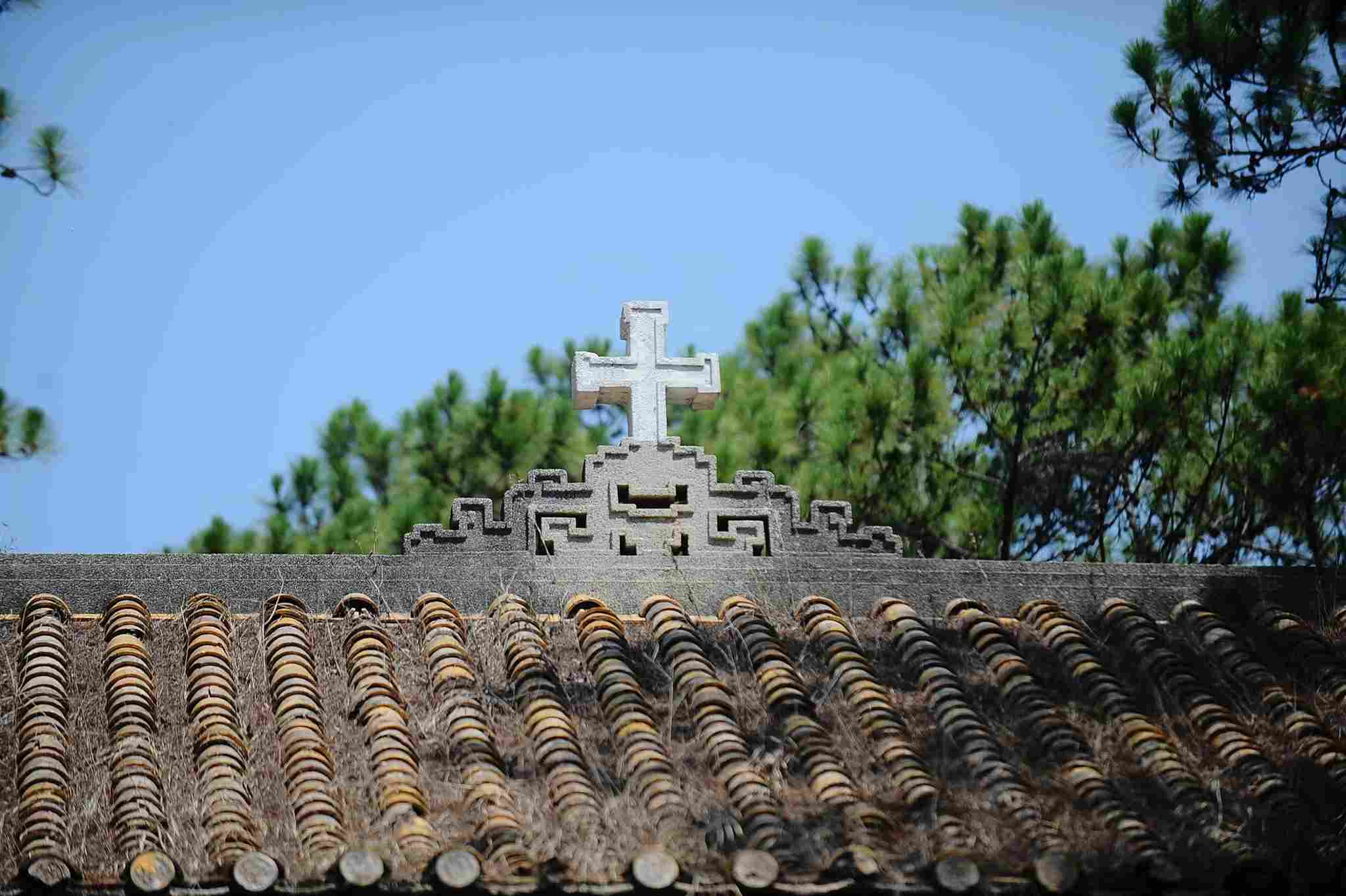 Kiến trúc cung đình Huế pha lẫn kiến trúc Phương Tây tại lăng mộ Quận công Nguyễn Hữu Hào. Ảnh: Phúc Khánh 