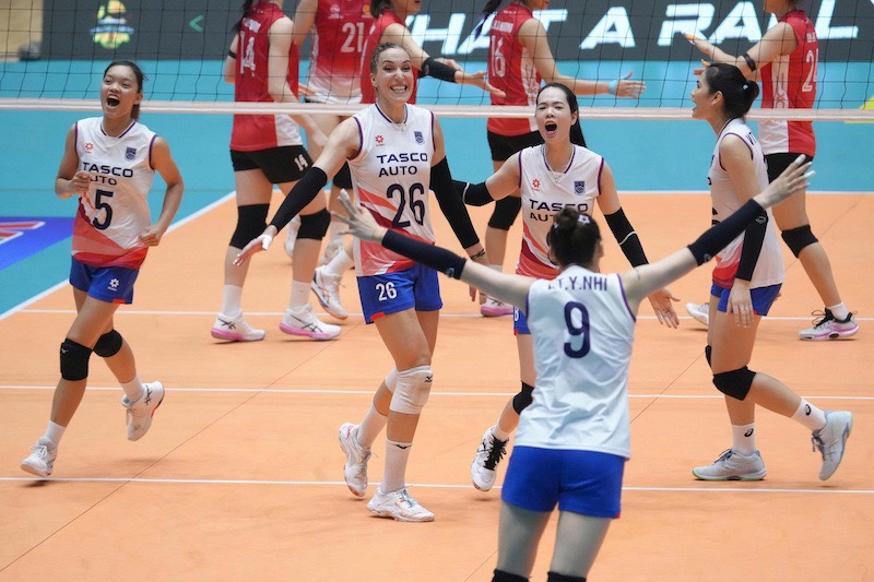 Hanoi Tasco Auto meets Binh Chung Thong Tin in the semi-finals of the Hung Vuong Cup volleyball tournament. Photo: VFV