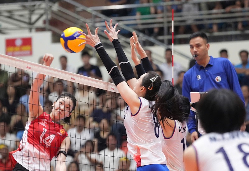 Hanoi Tasco Auto meets Binh Chung Thong Tin in the semi-finals of the Hung Vuong Cup volleyball tournament. Photo: VFV