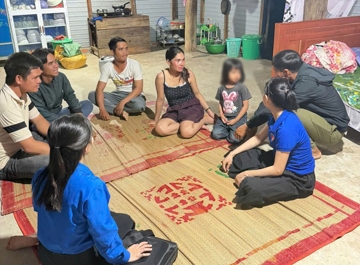 Cán bộ đoàn xã Pờ Tó đến tận nhà động viên phụ huynh học sinh quân tâm việc học hành. Ảnh: Thanh Tuấn