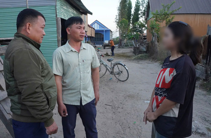 Teacher Tung encourages and advises students to return to school soon. Photo: Thanh Tuan
