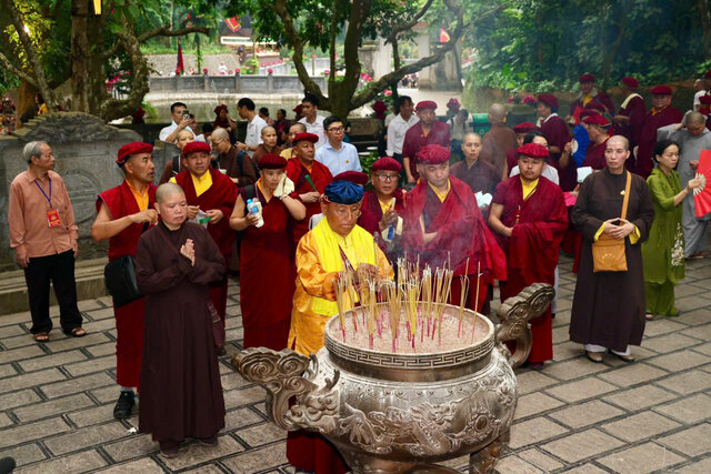 Đức Gyalwang Drukpa thành kính dâng hương tại Đền Hùng, hướng về cội nguồn dân tộc trong mùa Giỗ Tổ. Ảnh: Ban tổ chức