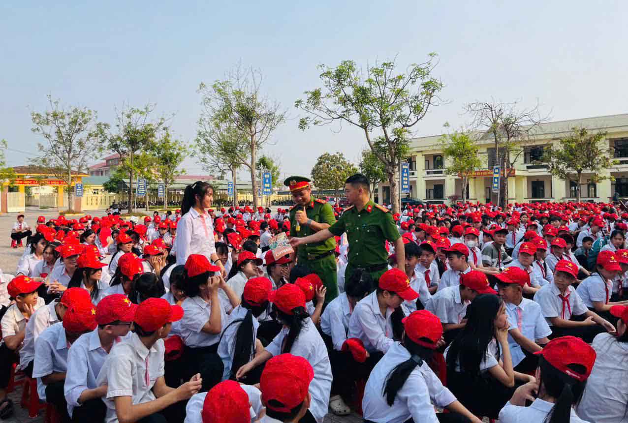 Propaganda to ensure safety for students at Ky Thinh Secondary School. Photo: Hoang Anh