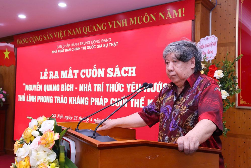 Nhà sử học Lê Văn Lan phát biểu tại lễ ra mắt sách. Ảnh: Ái Vân