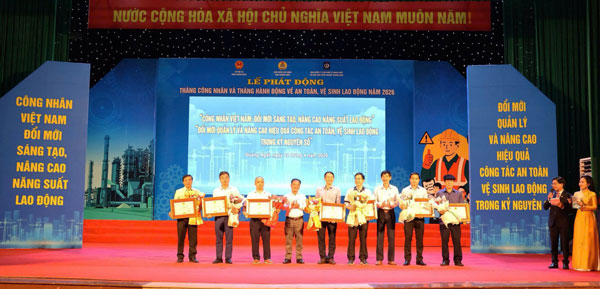 Đại diện Công ty CP Đường Quảng Ngãi nhận bằng khen của UBND tỉnh. Ảnh: Thanh Tuấn 