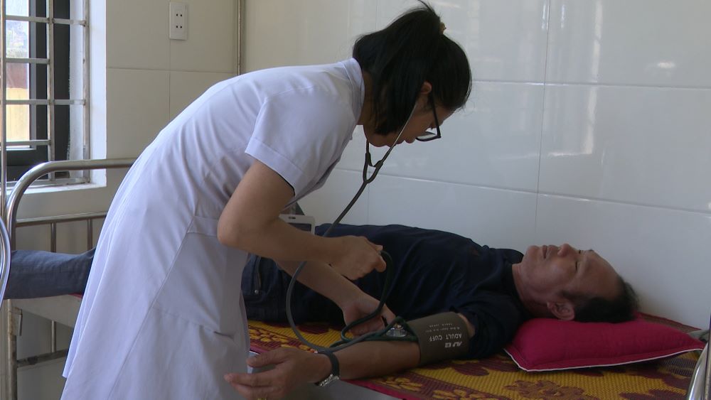 After being transferred to the commune-level People's Committee for management, the health stations quickly stabilized their organization, maintaining smooth medical examination and treatment for people. Photo: Thanh Trung