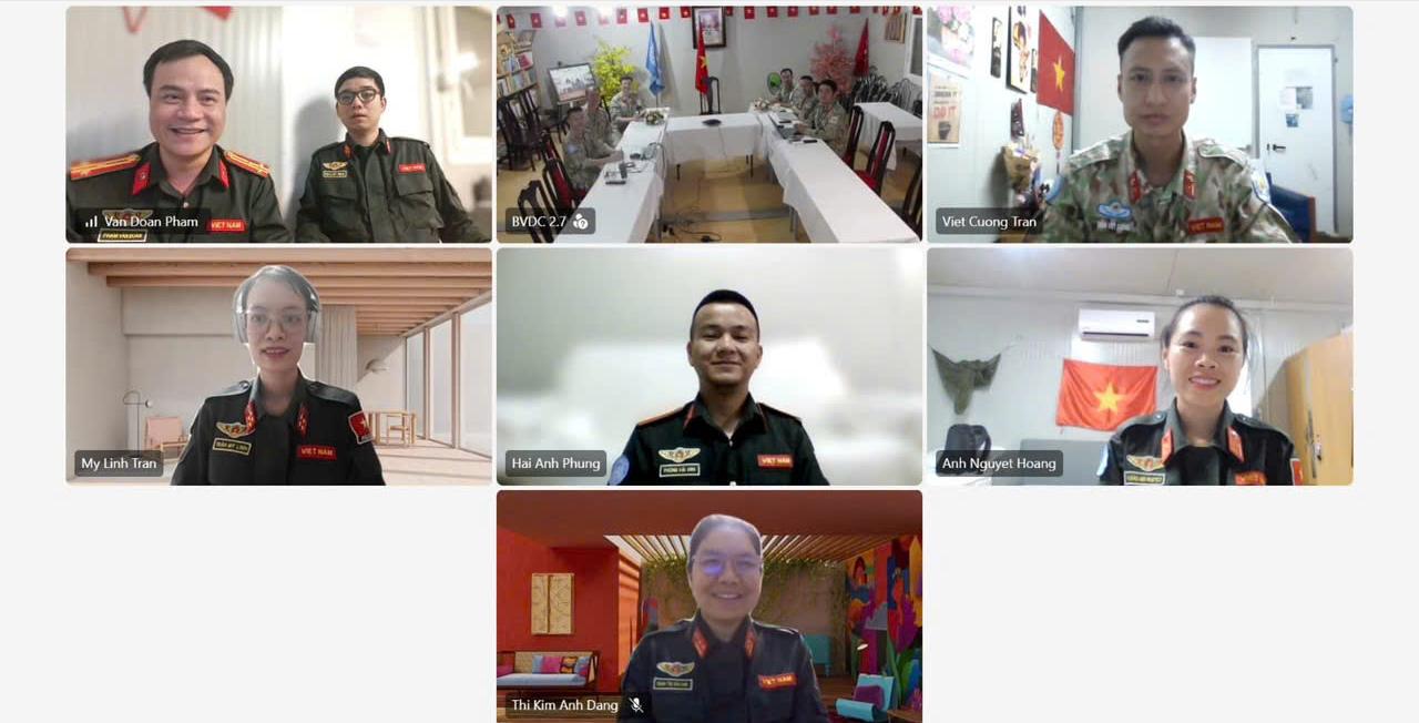 Các lực lượng gìn giữ hòa bình Việt Nam tại phái bộ trao đổi trực tuyến với nhau. Ảnh: Cục GGHB