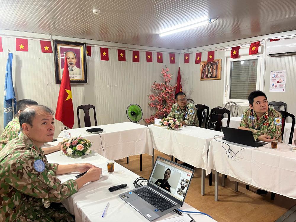 Vietnamese peacekeeping forces at the mission exchange information online with each other. Photo: GGHB Department