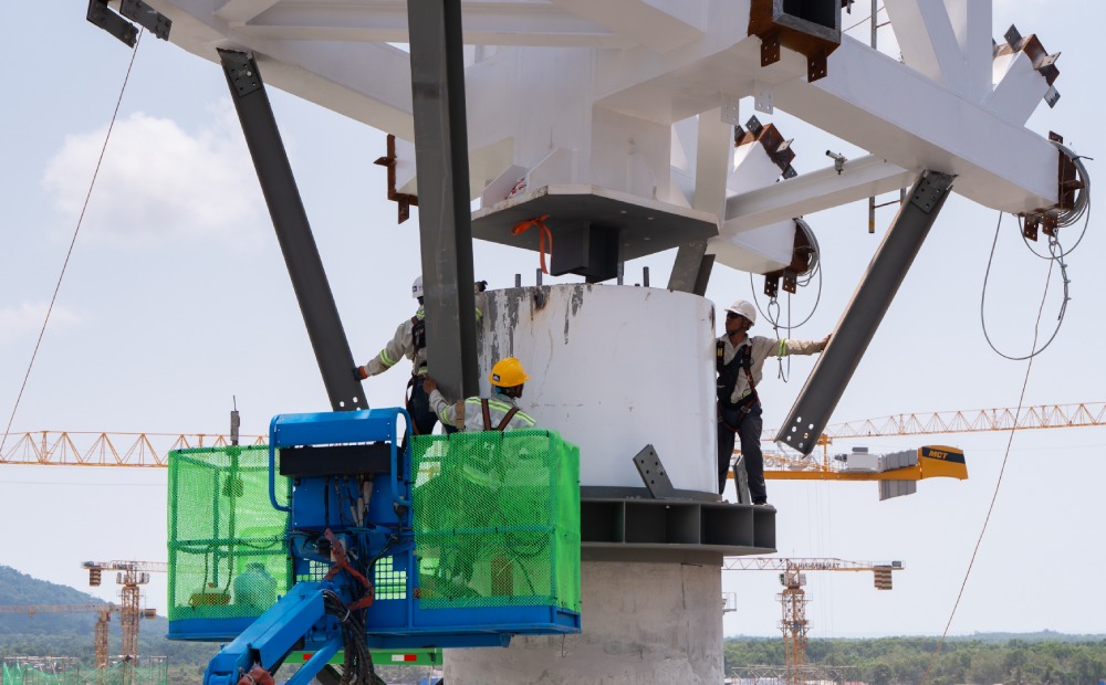 Công nhân làm việc tất bật trên đại công trường. Ảnh: Sun Group