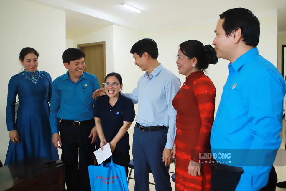 Các đại biểu đến thăm nhà, tặng quà cho công nhân Phan Thị Hồng Diệu. Ảnh: Hoài Phương