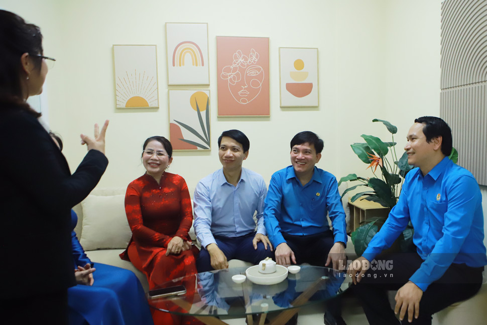 Các đại biểu tham quan nhà mẫu. Ảnh: Hoài Phương