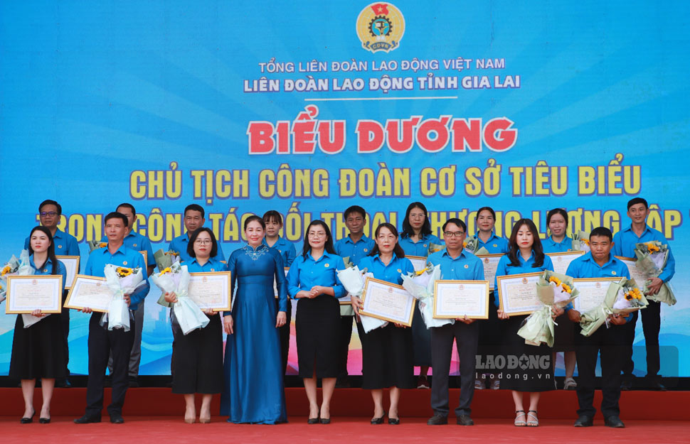 Biểu dương Chủ tịch CĐCS tiêu biểu. Ảnh: Hoài Phương