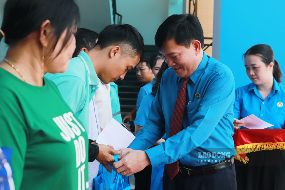 Vice President of the Vietnam General Confederation of Labor Nguyen Xuan Hung presents gifts to workers in difficult circumstances and with dangerous diseases. Photo: Hoai Phuong