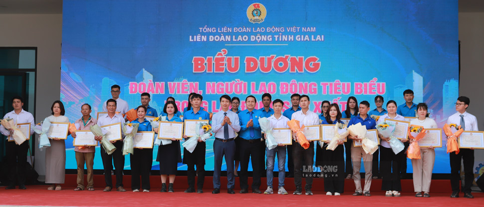 ĐV, NLĐ tiêu biểu trong lao động sản xuất được biểu dương. Ảnh: Hoài Phương