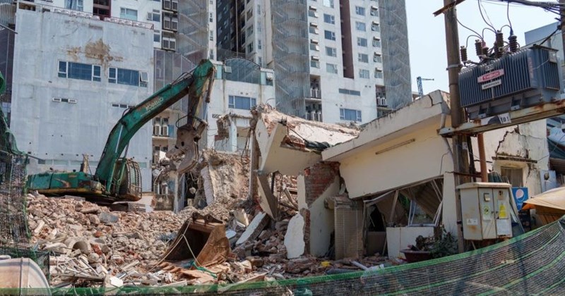 Đà Nẵng: Tháo dỡ công trình sập, nhiều nhà dân bị nứt