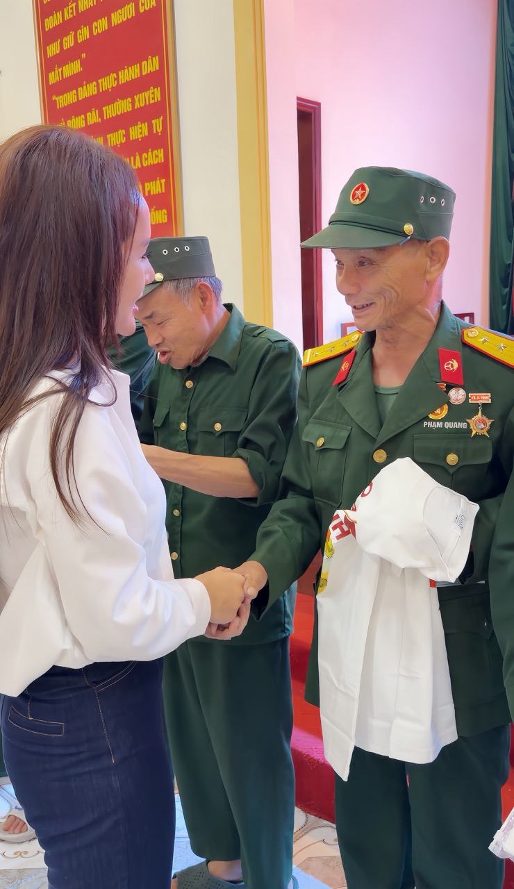 Trà My thăm hỏi các cựu chiến binh. 