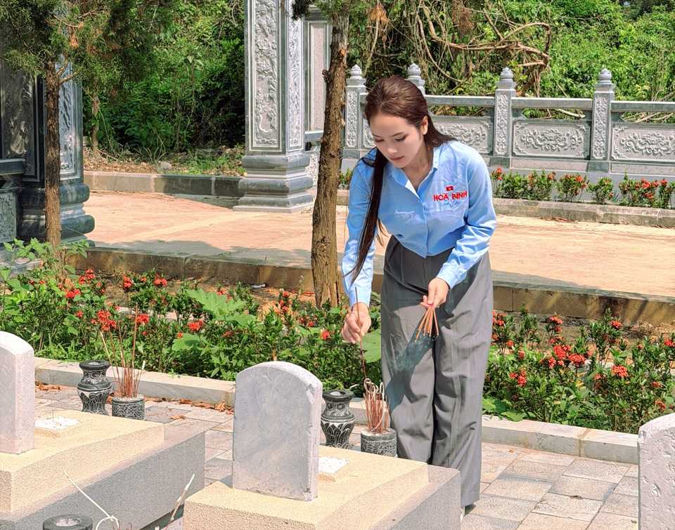 미인대회 우승자 부투짜미, 열사 묘소 참배. 사진: 조직위원회