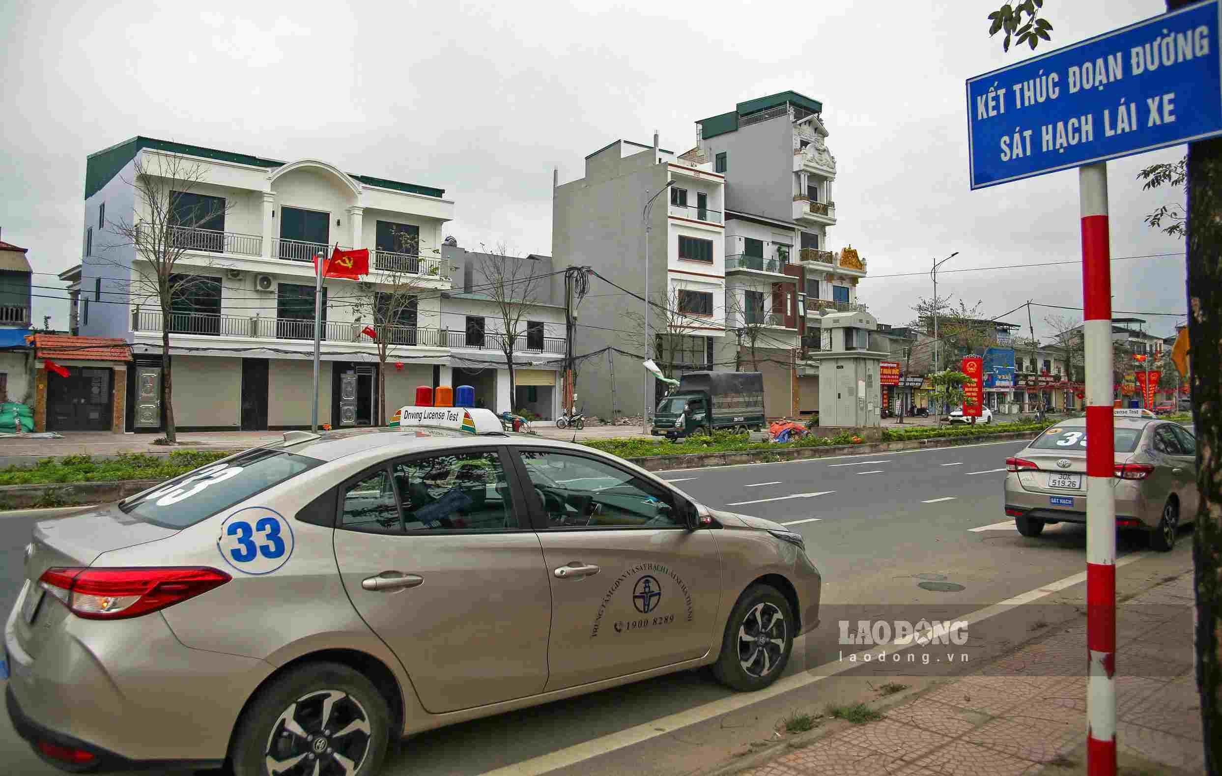 Hanoi Traffic Police build a video simulating situation handling skills in the long-distance driving test. Photo: The Ky