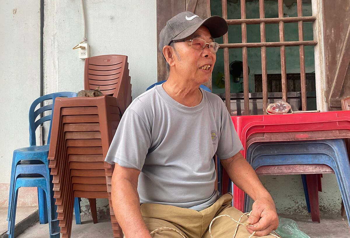 Ông Giót hoài niệm về thời kỳ vàng son của nghề đan thuyền nan truyền thống của Quảng Ninh. (Ảnh: Nguyễn Huệ)