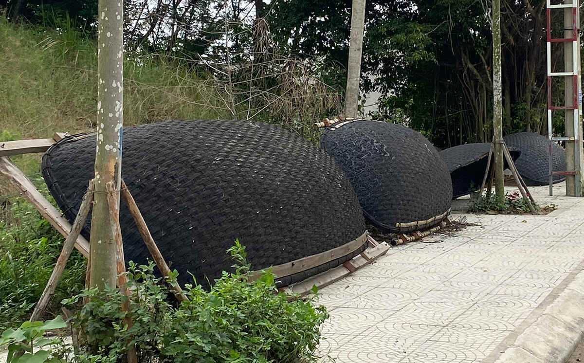 Những chiếc thuyền vẫn phơi bên đường nhưng vắng bóng người mua. (Ảnh: Nguyễn Huệ)