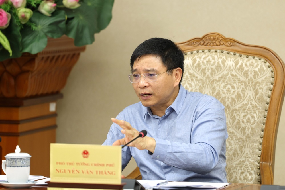 Deputy Prime Minister Nguyen Van Thang requested to carefully assess factors that are experiencing major fluctuations such as fuel prices and construction materials when the base salary is expected to increase. Photo: VGP