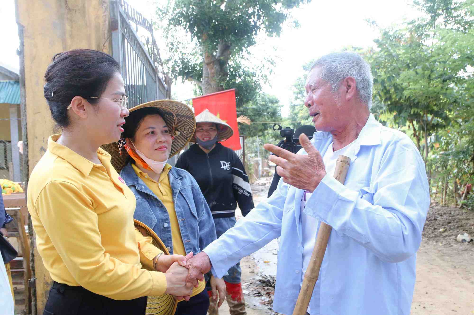 Deputy Secretary of the Provincial Party Committee, Chairman of the Vietnam Fatherland Front Committee of Nghe An province Vo Thi Minh Sinh visits and encourages people affected by natural disasters. Photo: Dinh Tuan