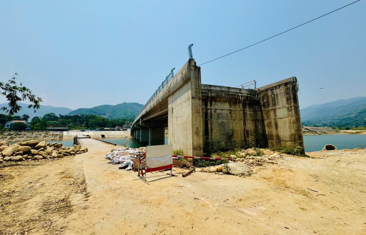 Cầu xây xong nhưng bí đường dẫn vào cầu. Ảnh: Đông Giang