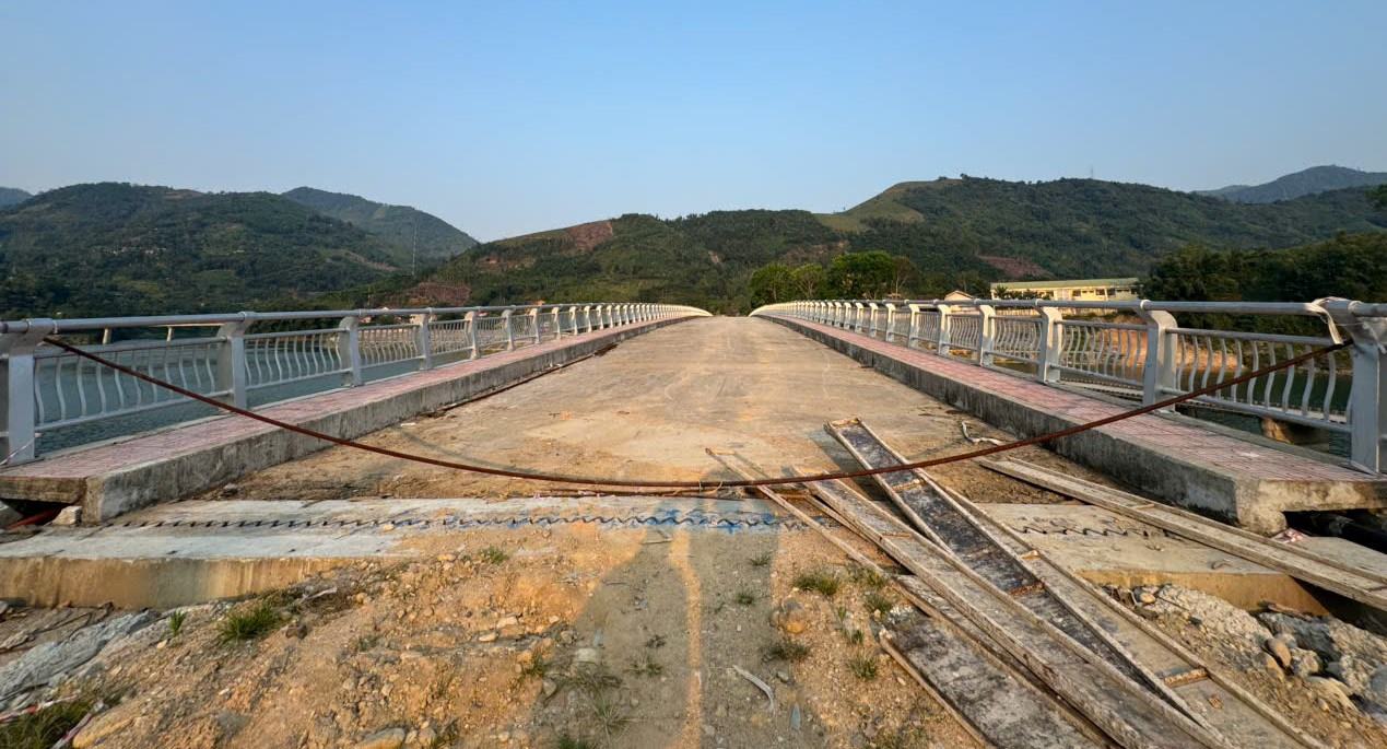 Hai bên cầu chỉ cách nhau khoảng 100 mét nhưng vì thiếu đường dẫn, người dân vẫn phải đi vòng nhiều km, gây nhiều bất tiện trong sinh hoạt lẫn sản xuất. Ảnh: Đông Giang