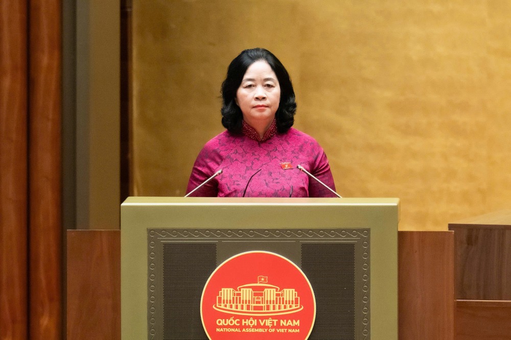 Politburo Member, Secretary of the Party Central Committee, Chairman of the Central Committee of the Vietnam Fatherland Front Bui Thi Minh Hoai proposed appropriate regimes and policies for non-specialized workers in villages and residential groups. Photo: Media of the National Assembly