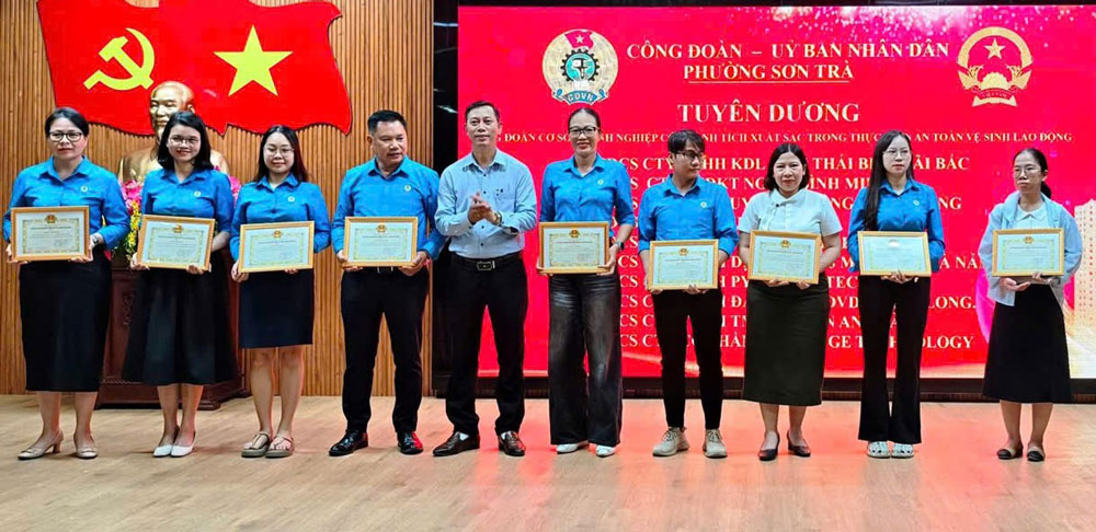 Le Comité populaire du quartier de Son Tra, Da Nang, félicite et décerne des certificats de mérite à 10 entreprises typiques ayant obtenu d'excellents résultats dans le travail d'assurance de la sécurité et de la santé au travail. Photo: Syndicat de Son Tra