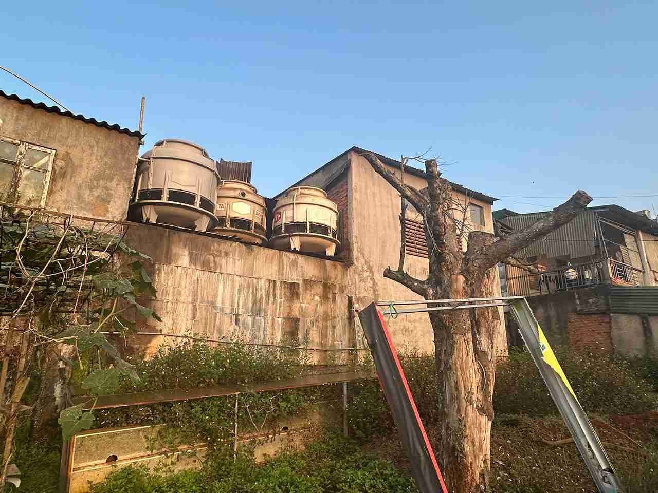 Cơ quan chức năng đã yêu cầu cơ sở sản xuất nước đá phát tán tiếng ồn, gây ảnh hưởng đến người dân sinh sống xung quanh tạm dừng hoạt động. Ảnh: Người dân cung cấp
