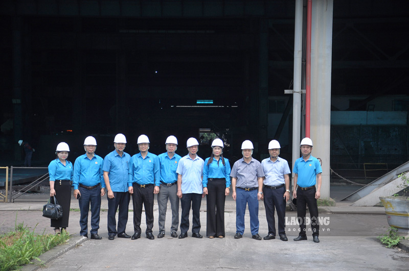 Lao Cai Provincial Labor Federation visits and works with Viet Trung Mineral and Metallurgy Co., Ltd. Photo: Dinh Dai
