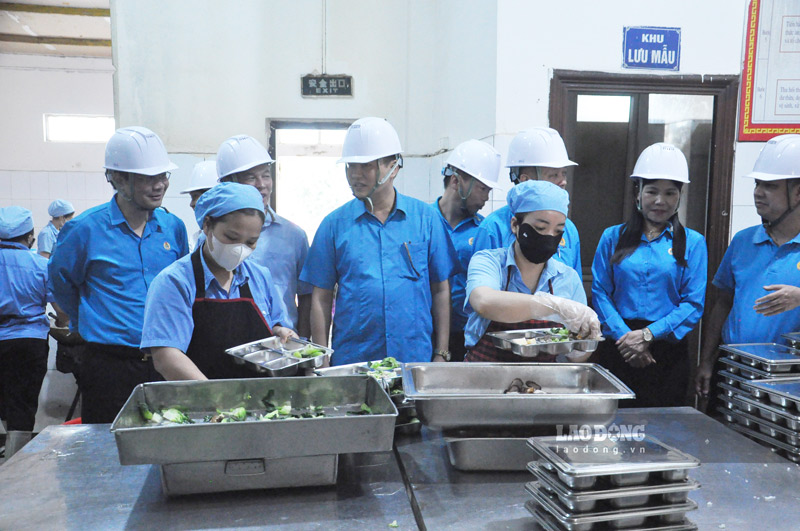 Kiểm tra bữa ăn cho người lao động tại doanh nghiệp. Ảnh: Đinh Đại
