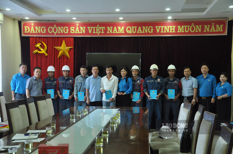 Tặng quà cho người lao động tại luyện kim Việt Trung. Ảnh: Đinh Đại