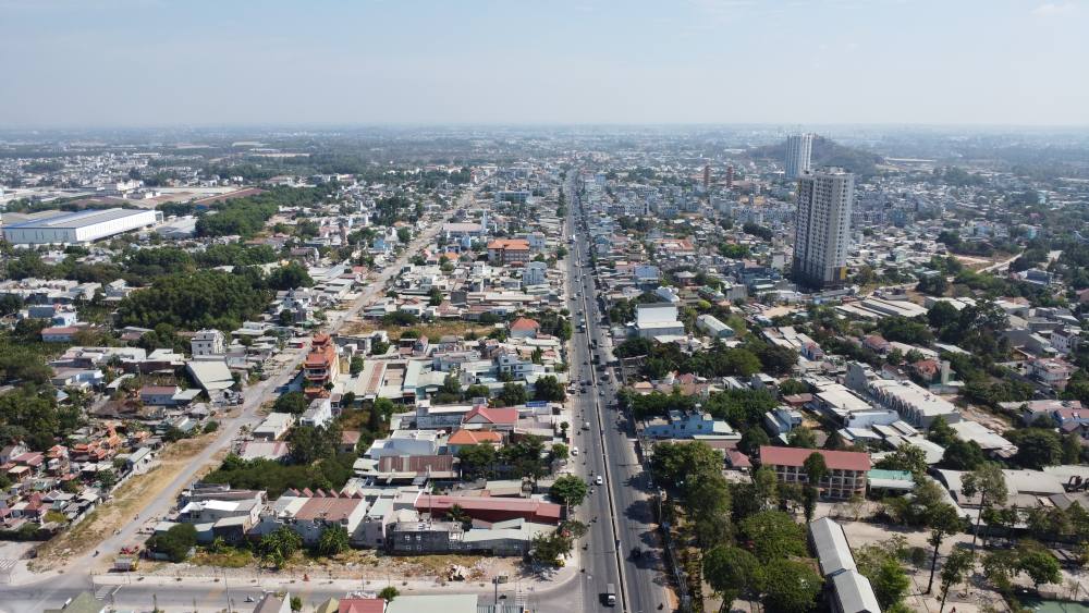 Dong Hoa Ward is implementing a land acquisition plan to implement 2 traffic projects in the area. Photo: Dinh Trong
