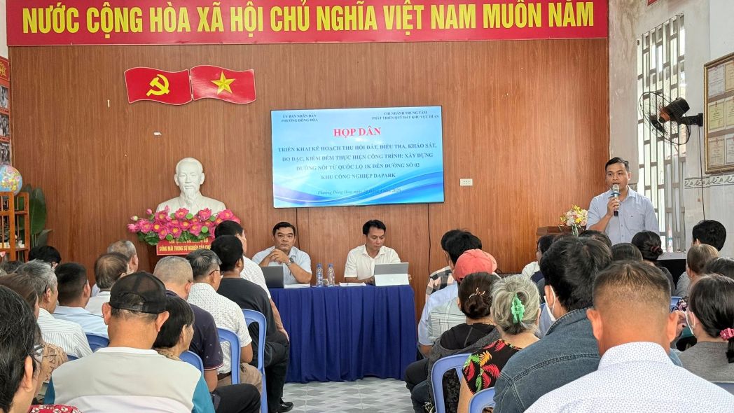 UBND phường Đông Hòa tiếp xúc người dân để thực hiện kế hoạch thu hồi đất. Ảnh: UBND phường Đông Hòa