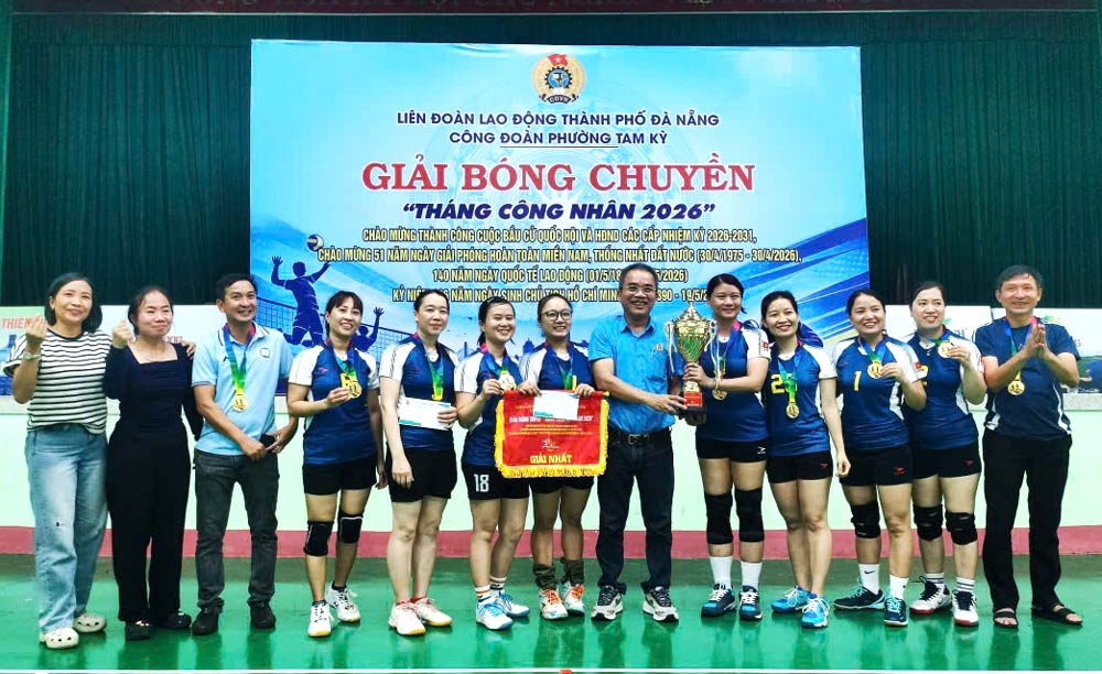 Tam Ky Ward Trade Union organizes the 2026 Workers' Month volleyball tournament to promote the movement of physical training and sports, strengthen exchanges, bonds, and solidarity among union members between grassroots levels. Photo: Tam Ky Trade Union
