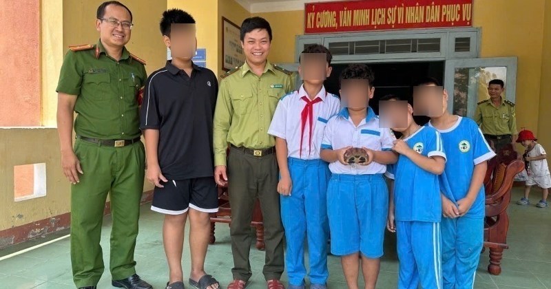 Học sinh Đà Nẵng giải cứu rùa quý hiếm giữa đường