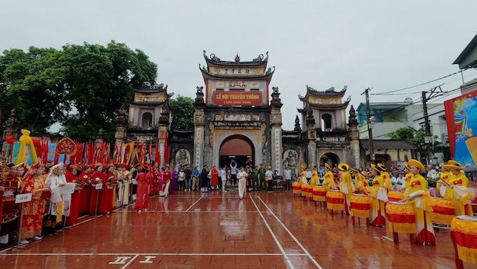 Dù trời mưa nhưng lễ hội truyền thống thôn Bình Vọng vẫn diễn ra đầy đủ nghi thức. Ảnh: Tuấn Anh.