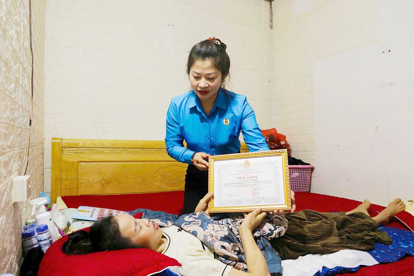 Chủ tịch Công đoàn phường đã trao giấy khen cho chị Lường Thị Tỉnh. Ảnh: CTTĐT phường Nghĩa Lộ