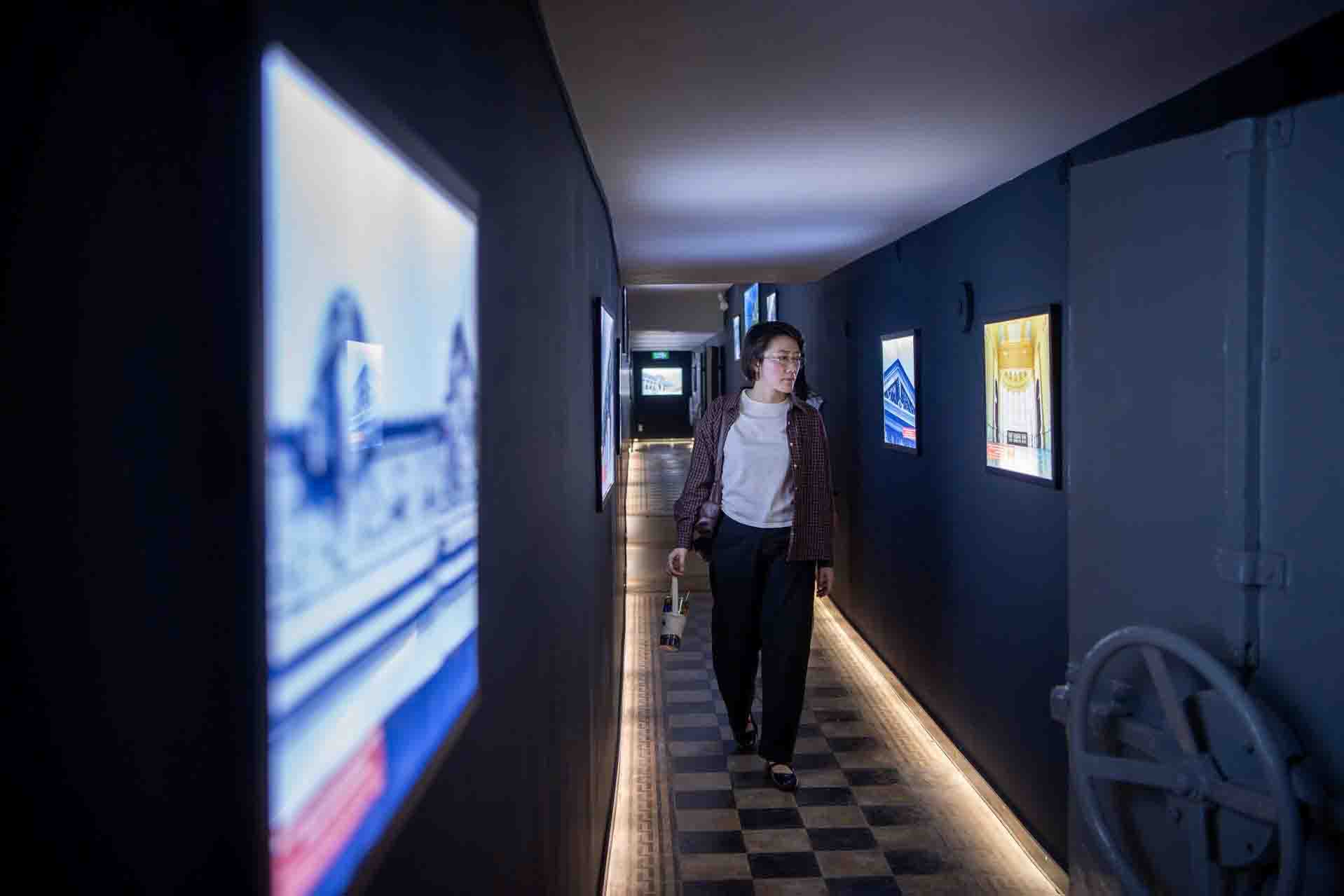 Sau khi cải tạo, hầm được mở thêm lối đi, nâng cấp hệ thống chiếu sáng và sơn mới toàn bộ. Ảnh: Lê Bảo