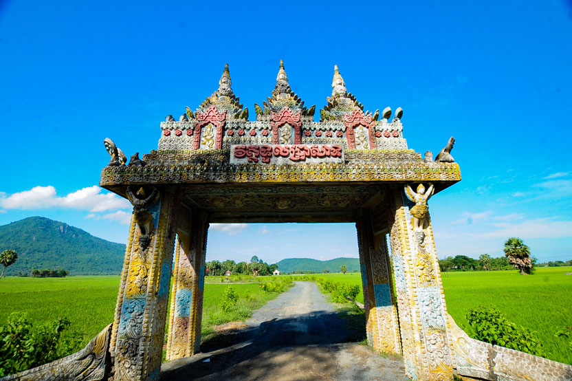 Not only possessing unique Khmer architecture, Koh Kas "heaven gate" is also a destination that captivates young people with its majestic beauty. Photo: Han Nghien