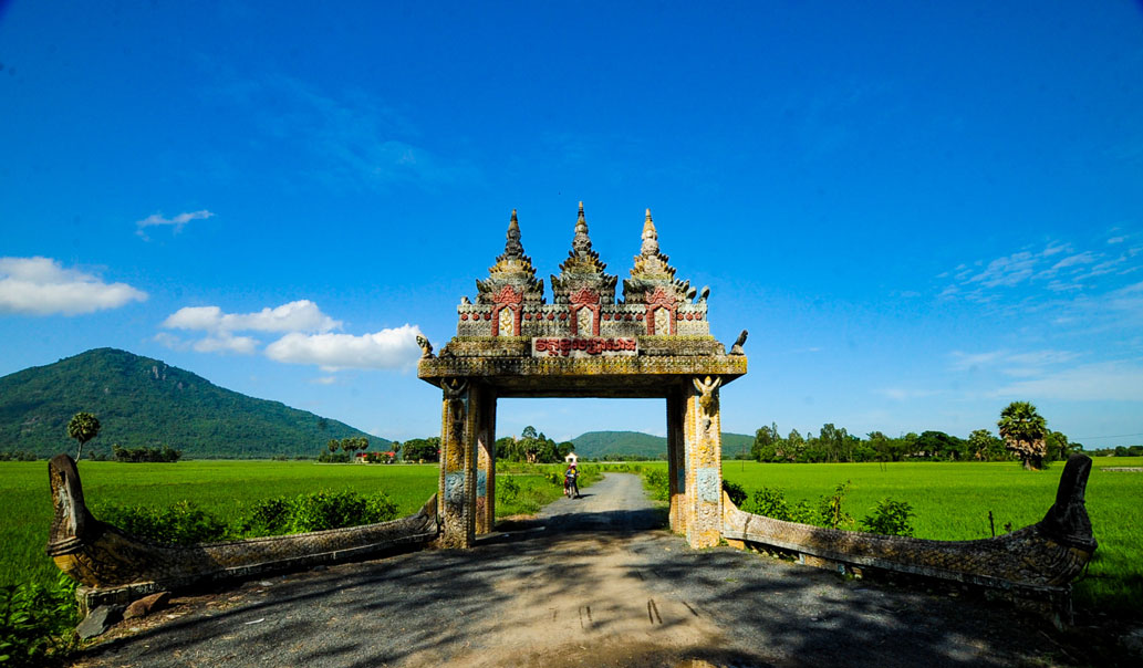 Cổng chùa Tual Prasat (hay còn gọi là cổng trời Koh Kas) nằm cách chính điện hơn 500m. Ảnh: Hân Nghiên