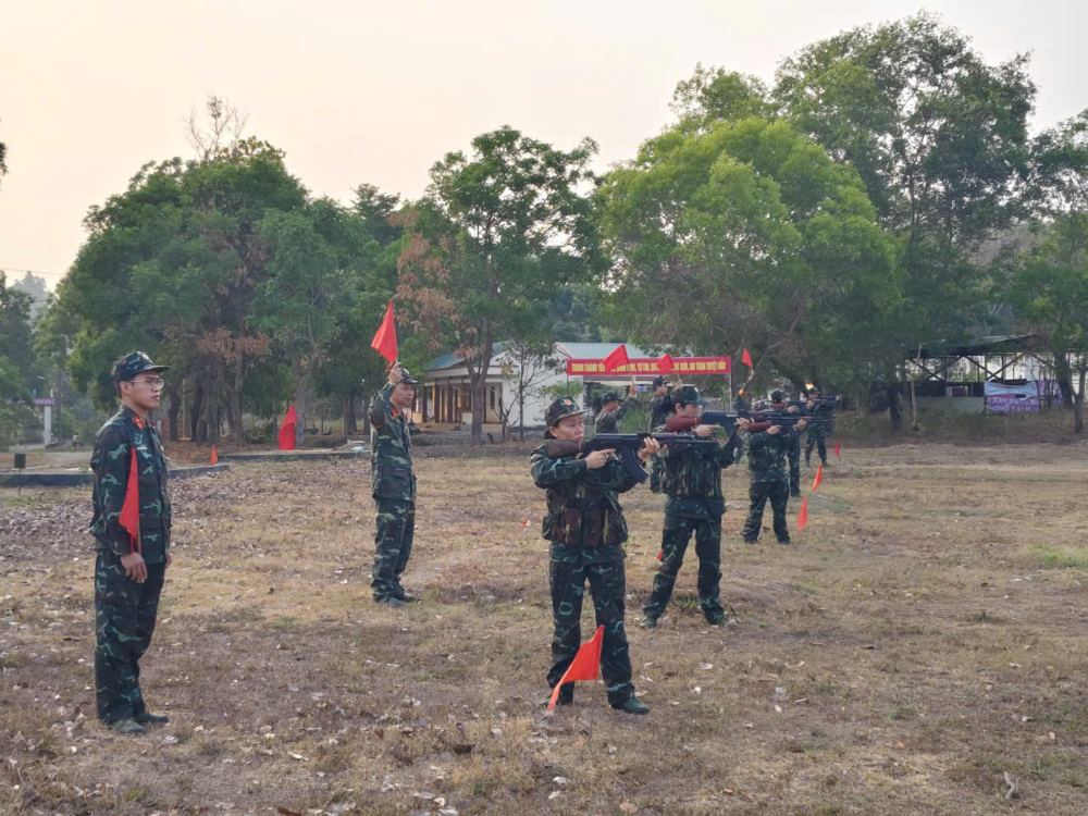 Đại tá Nguyễn Xuân Nguyên - Bí thư Đảng ủy, Chính ủy Trung đoàn 728 trao hoa tặng các cá nhân bắn giỏi. Ảnh: Linh Khôi