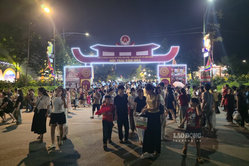 Theo ghi nhận của phóng viên Báo Lao Động, tối 22.4, rất đông người dân và du khách đến Đền Hùng. Ảnh: Tô Công