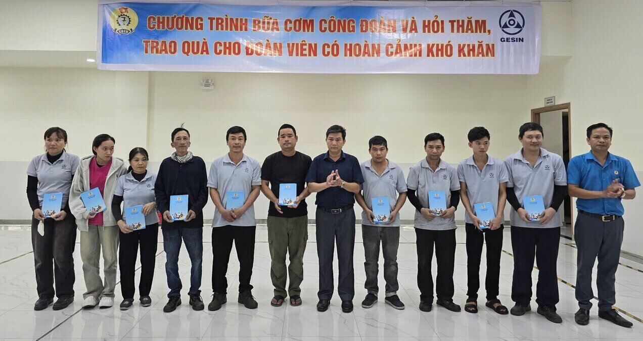 Ông Nguyễn Ngọc Trang – Phó Chủ tịch Liên đoàn Lao động tỉnh Quảng Ngãi trao quà cho đoàn viên, công nhân lao động có hoàn cảnh khó khăn nhân Tháng Công nhân và Tháng hành động về An toàn vệ sinh lao động năm 2026. Ảnh: Đăng Khôi