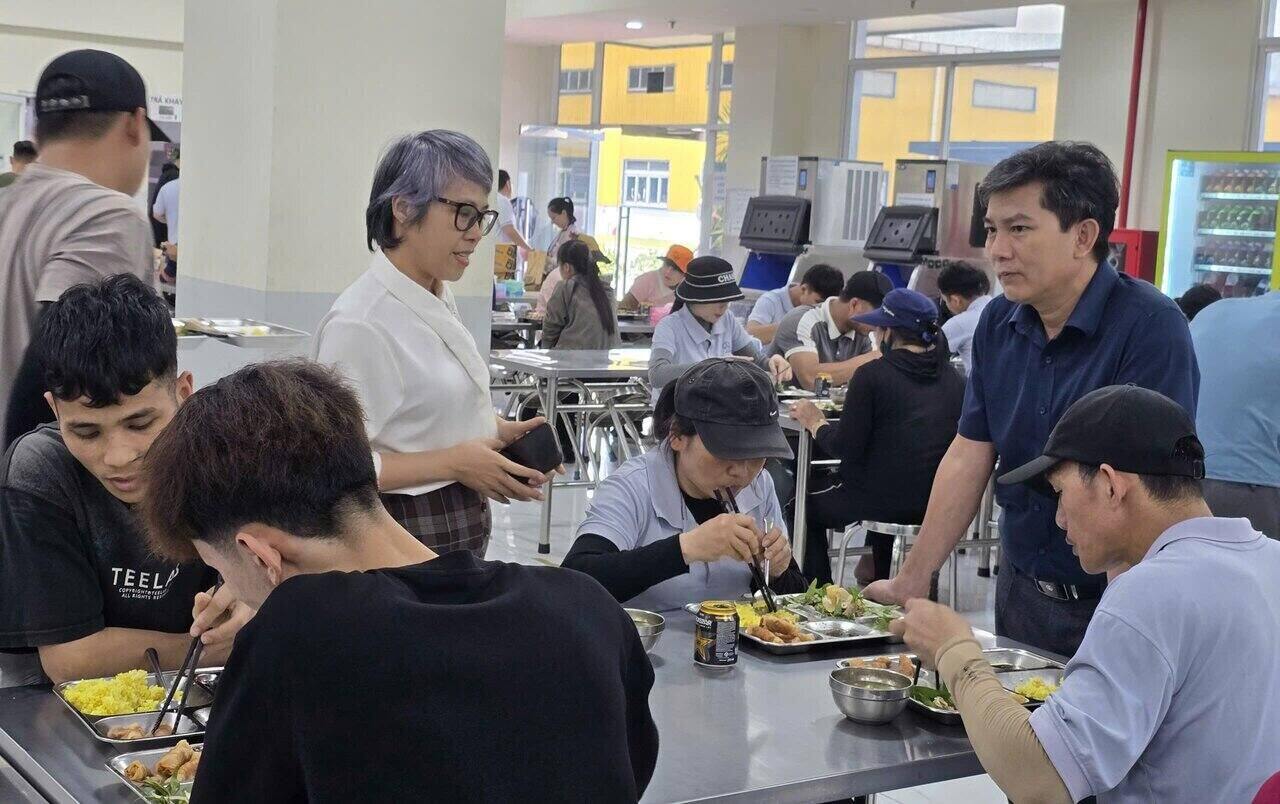 Trade Union Meal" is organized at Gesin Vietnam Co., Ltd. in VSIP Quang Ngai Industrial Park. Photo: Dang Khoi